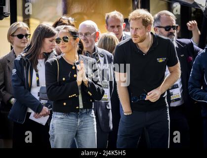 DEN HAAG - der Herzog und die Herzogin von Sussex, Prinz Harry und seine Frau Meghan während der Jaguar Land Rover Driving Challenge der Invictus Games, einer internationalen Sportveranstaltung für Militärangehörige und Veteranen, die im Militärdienst psychisch oder körperlich verletzt wurden. REMKO DE WAAL Stockfoto