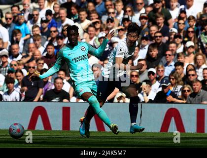 London, Großbritannien. 16.. April 2022, Tottenham Hotspur Stadium. Tottenham, London, England; Premier League Football, Tottenham gegen Brighton &amp; Hove Albion: Sohn Heung-Min von Tottenham Hotspur, herausgefordert von Yves Bissouma von Brighton &amp; Hove Albion Kredit: Action Plus Sports Images/Alamy Live News Stockfoto