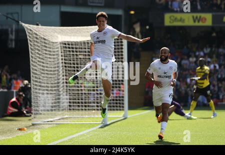 Christian Norgaard von Brentford feiert das erste Tor des Spiels seiner Seite während des Premier League-Spiels in der Vicarage Road, Watford. Bilddatum: Samstag, 16. April 2022. Stockfoto