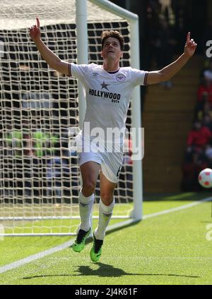 Christian Norgaard von Brentford feiert das erste Tor des Spiels seiner Seite während des Premier League-Spiels in der Vicarage Road, Watford. Bilddatum: Samstag, 16. April 2022. Stockfoto