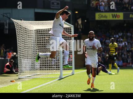 Christian Norgaard von Brentford feiert das erste Tor des Spiels seiner Seite während des Premier League-Spiels in der Vicarage Road, Watford. Bilddatum: Samstag, 16. April 2022. Stockfoto