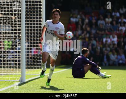 Christian Norgaard von Brentford feiert das erste Tor des Spiels seiner Seite während des Premier League-Spiels in der Vicarage Road, Watford. Bilddatum: Samstag, 16. April 2022. Stockfoto