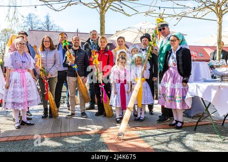 16. April 2022, Brandenburg, Lübben: Teilnehmer des Rudel- und Paddelübergangs stehen im Hafen von Lübben. Traditionell wird am Osterwochenende in Lübben der "Frühlingsbeginn" gefeiert. Die rudel- und Paddelübergabe zum offiziellen Start der Saison für die Kahn- und Paddelboote findet am Hafen statt. Ein rudel ist eine hölzerne Vorrichtung, die von Bargemen benutzt wird, um ihren Lastkahn durch die Wasserwege im Spreewald zu bewegen. Diese Aktivität wird als „Aufnahme“ bezeichnet. Foto: Frank Hammerschmidt/dpa Stockfoto