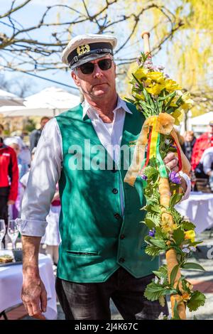 16. April 2022, Brandenburg, Lübben: Bargeman Peter Koukal vom Fährverein Flottes Rudel steht mit einem geschmückten Rudel im Hafen von Lübben. Traditionell wird am Osterwochenende in Lübben der "Frühlingsbeginn" gefeiert. Die rudel- und Paddelübergabe zum offiziellen Start der Saison für die Kahn- und Paddelboote findet am Hafen statt. Ein rudel ist eine hölzerne Vorrichtung, die von Bargemen benutzt wird, um ihren Lastkahn durch die Wasserwege im Spreewald zu bewegen. Diese Aktivität wird als „Aufnahme“ bezeichnet. Foto: Frank Hammerschmidt/dpa Stockfoto