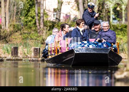 16. April 2022, Brandenburg, Lübben: Ein Lastkahn fährt auf der Spree in Lübben. Traditionell wird am Osterwochenende in Lübben der "Frühlingsbeginn" gefeiert. Die rudel- und Paddelübergabe zum offiziellen Start der Saison für die Kahn- und Paddelboote findet am Hafen statt. Ein rudel ist eine hölzerne Vorrichtung, die von Bargemen benutzt wird, um ihren Lastkahn durch die Wasserwege des Spreewalds zu bewegen. Diese Aktivität wird als „Aufnahme“ bezeichnet. Foto: Frank Hammerschmidt/dpa Stockfoto