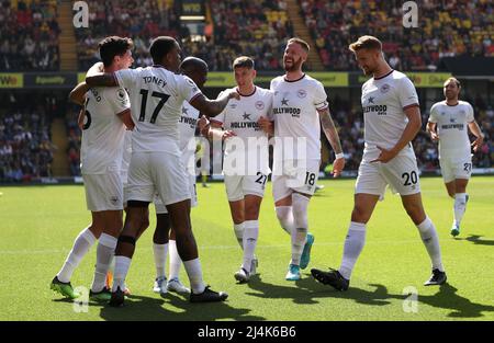 Christian Norgaard von Brentford feiert das erste Tor seiner Mannschaft im Spiel mit Teamkollegen während des Premier League-Spiels in Vicarage Road, Watford. Bilddatum: Samstag, 16. April 2022. Stockfoto