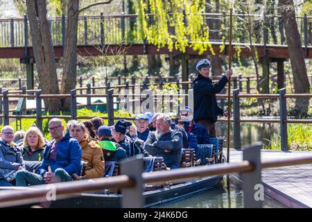 16. April 2022, Brandenburg, Lübben: Dietmar Jentsch fährt mit einem mit Gästen gefüllten Lastkahn vom Hafen in Lübben aus. Er ist seit mehr als 40 Jahren Bargeman. Derzeit ist er Mitglied des Fährvereins Flottes Rudel in Lübben. Traditionell wird am Osterwochenende in Lübben der "Frühlingsbeginn" gefeiert. Die rudel- und Paddelübergabe zum offiziellen Start der Saison für die Kahn- und Paddelboote findet am Hafen statt. Ein rudel ist eine hölzerne Vorrichtung, die von Bargemen benutzt wird, um ihren Lastkahn durch die Wasserwege im Spreewald zu bewegen. Diese Aktivität wird als „Aufnahme“ bezeichnet. Foto: Frank Hammerschm Stockfoto