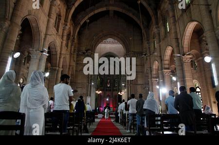 Das indische christliche Volk nimmt am Gebet und an einer religiösen Prozession anlässlich des Karfreitags in der Kirche in Prayagraj, Indien, Teil. Stockfoto