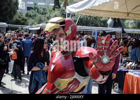 Athen, Griechenland, 16. April 2022. Ein Besucher besucht die Comic-Messe, die als seine Lieblingsfigur verkleidet ist. Comicdom Con Athens ist ein jährlich stattfindendes dreitägiges Comic-Festival, das von den gemeinnützigen Organisationen organisiert wird und in Zusammenarbeit mit renommierten internationalen Stiftungen hochangesehene Originalausstellungen veranstaltet. Quelle: Dimitris Aspiotis / Alamy Live News Stockfoto