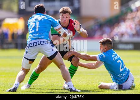 LONDON, GROSSBRITANNIEN. 16., 2022. April. Huw Jones von Harlequins wird während DES EPCR Challenge Cup Match zwischen Harlequins und Montpellier im Twickenham Stoop Stadium am Samstag, den 16. April 2022, angegangen. LONDON, ENGLAND. Kredit: Taka G Wu/Alamy Live Nachrichten Stockfoto