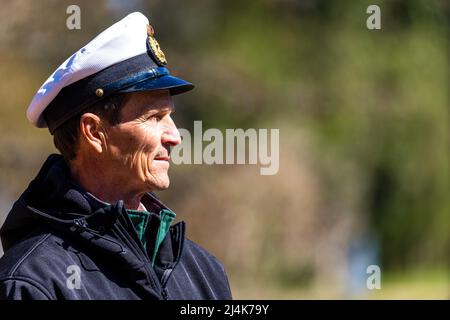 16. April 2022, Brandenburg, Lübben: Dietmar Jentsch ist seit mehr als 40 Jahren Lastwagenabfertiger. Derzeit ist er Mitglied des Fährvereins Flottes Rudel in Lübben. Traditionell wird am Osterwochenende in Lübben der "Frühlingsbeginn" gefeiert. Die rudel- und Paddelübergabe zum offiziellen Start der Saison für die Kahn- und Paddelboote findet am Hafen statt. Ein rudel ist eine hölzerne Vorrichtung, die von Bargemen benutzt wird, um ihren Lastkahn durch die Wasserwege des Spreewalds zu bewegen. Diese Aktivität wird als „Aufnahme“ bezeichnet. Stockfoto