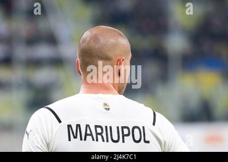 Jaroslav Rakitskiy trägt den Mariupol-Namenskit während des Antikriegsspiels Lechia Gdańsk gegen Shakhtar Donetsk in Danzig, Polen, Februar 14. 2022 © W Stockfoto