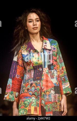 Jakarta, Indonesien. 16. April 2022. Ein Model präsentiert Kreationen auf der Indonesia Fashion Week 2022 in Jakarta, Indonesien, 16. April 2022. Quelle: Agung Kuncahya B./Xinhua/Alamy Live News Stockfoto