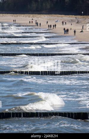 16. April 2022, Mecklenburg-Vorpommern, Koserow: Touristen sind bei sonnigem Wetter am Strand im Ostseebad. Foto: Stefan Sauer/dpa Stockfoto