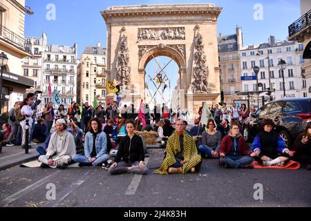 Die unvermeidliche Rebellion. Aktion der Besetzung des Bezirks Strasbourg St Denis durch die internationale Bewegung Extinction Rebellion XR, Paris, Frankreich am 16. April 2022. Aktivisten warnen vor der ökologischen Untätigkeit der politischen Führer. Foto von Karim Ait Adjedjou/Avenir Pictures/ABACAPRESS.COM Stockfoto