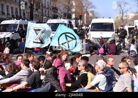 Die unvermeidliche Rebellion. Aktion der Besetzung des Bezirks Strasbourg St Denis durch die internationale Bewegung Extinction Rebellion XR, Paris, Frankreich am 16. April 2022. Aktivisten warnen vor der ökologischen Untätigkeit der politischen Führer. Foto von Karim Ait Adjedjou/Avenir Pictures/ABACAPRESS.COM Stockfoto