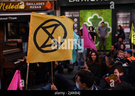 Die unvermeidliche Rebellion. Aktion der Besetzung des Bezirks Strasbourg St Denis durch die internationale Bewegung Extinction Rebellion XR, Paris, Frankreich am 16. April 2022. Aktivisten warnen vor der ökologischen Untätigkeit der politischen Führer. Foto von Karim Ait Adjedjou/Avenir Pictures/ABACAPRESS.COM Stockfoto