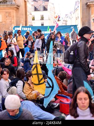 Die unvermeidliche Rebellion. Aktion der Besetzung des Bezirks Strasbourg St Denis durch die internationale Bewegung Extinction Rebellion XR, Paris, Frankreich am 16. April 2022. Aktivisten warnen vor der ökologischen Untätigkeit der politischen Führer. Foto von Karim Ait Adjedjou/Avenir Pictures/ABACAPRESS.COM Stockfoto