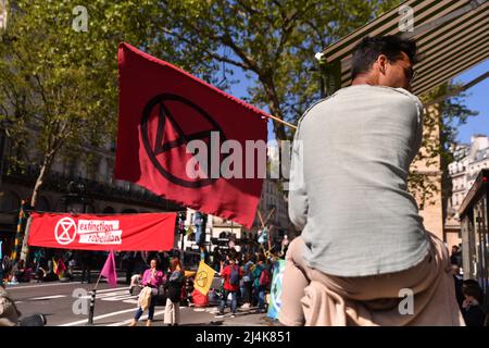 Die unvermeidliche Rebellion. Aktion der Besetzung des Bezirks Strasbourg St Denis durch die internationale Bewegung Extinction Rebellion XR, Paris, Frankreich am 16. April 2022. Aktivisten warnen vor der ökologischen Untätigkeit der politischen Führer. Foto von Karim Ait Adjedjou/Avenir Pictures/ABACAPRESS.COM Stockfoto