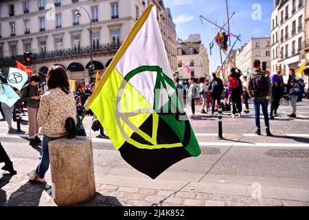 Die unvermeidliche Rebellion. Aktion der Besetzung des Bezirks Strasbourg St Denis durch die internationale Bewegung Extinction Rebellion XR, Paris, Frankreich am 16. April 2022. Aktivisten warnen vor der ökologischen Untätigkeit der politischen Führer. Foto von Karim Ait Adjedjou/Avenir Pictures/ABACAPRESS.COM Stockfoto