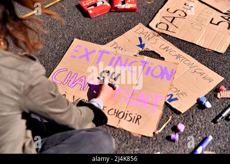 Die unvermeidliche Rebellion. Aktion der Besetzung des Bezirks Strasbourg St Denis durch die internationale Bewegung Extinction Rebellion XR, Paris, Frankreich am 16. April 2022. Aktivisten warnen vor der ökologischen Untätigkeit der politischen Führer. Foto von Karim Ait Adjedjou/Avenir Pictures/ABACAPRESS.COM Stockfoto