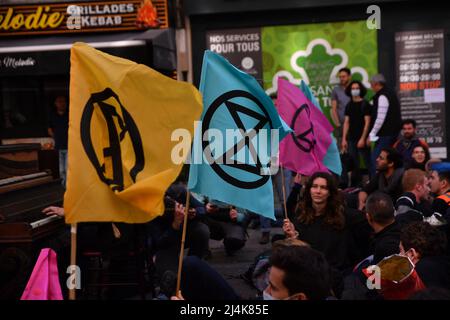 Die unvermeidliche Rebellion. Aktion der Besetzung des Bezirks Strasbourg St Denis durch die internationale Bewegung Extinction Rebellion XR, Paris, Frankreich am 16. April 2022. Aktivisten warnen vor der ökologischen Untätigkeit der politischen Führer. Foto von Karim Ait Adjedjou/Avenir Pictures/ABACAPRESS.COM Stockfoto