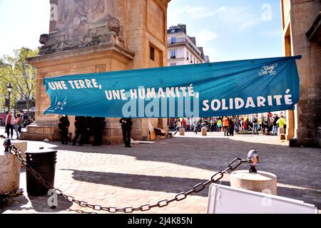 Die unvermeidliche Rebellion. Aktion der Besetzung des Bezirks Strasbourg St Denis durch die internationale Bewegung Extinction Rebellion XR, Paris, Frankreich am 16. April 2022. Aktivisten warnen vor der ökologischen Untätigkeit der politischen Führer. Foto von Karim Ait Adjedjou/Avenir Pictures/ABACAPRESS.COM Stockfoto