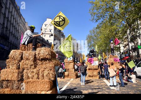 Die unvermeidliche Rebellion. Aktion der Besetzung des Bezirks Strasbourg St Denis durch die internationale Bewegung Extinction Rebellion XR, Paris, Frankreich am 16. April 2022. Aktivisten warnen vor der ökologischen Untätigkeit der politischen Führer. Foto von Karim Ait Adjedjou/Avenir Pictures/ABACAPRESS.COM Stockfoto