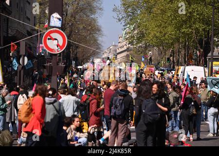 Die unvermeidliche Rebellion. Aktion der Besetzung des Bezirks Strasbourg St Denis durch die internationale Bewegung Extinction Rebellion XR, Paris, Frankreich am 16. April 2022. Aktivisten warnen vor der ökologischen Untätigkeit der politischen Führer. Foto von Karim Ait Adjedjou/Avenir Pictures/ABACAPRESS.COM Stockfoto