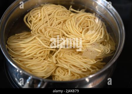 Italienische Pasta mit frischen Eiern, Spaghetti Bolognese, mediterrane Küche Stockfoto