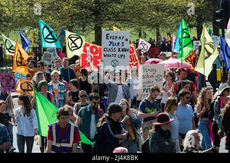 London, Großbritannien. 16.. April 2022. Aktivisten von Extinction Rebellion aus dem Hyde Park am 8. Tag der Proteste und zivilen Ungehorsamsmaßnahmen, um eine sofortige Einstellung aller neuen fossilen Energieinfrastruktur durch die britische Regierung inmitten von Klimakrise und ökologischer Notlage zu fordern. Quelle: Wiktor Szymanowicz/Alamy Live News Stockfoto