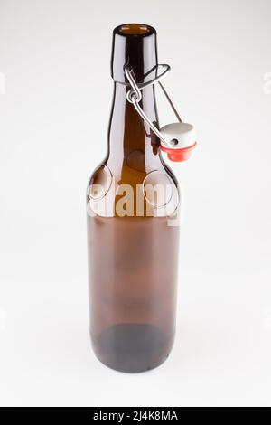 Bierflaschen aus dunklem Glas mit isoliertem Deckel auf weißem Hintergrund Stockfoto