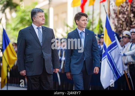 11. Juli 2016, Kiew, Ukraine: Premierminister von Kanada Justin Trudeau (R) und der ukrainische Präsident Petro Poroschenko (L) bei einem Treffen in Kiew. (Bild: © Mykhaylo Palinchak/SOPA Images via ZUMA Press Wire) Stockfoto