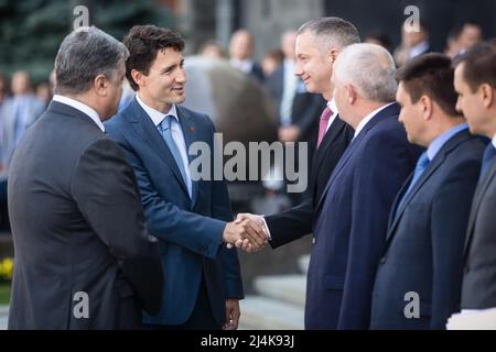 11. Juli 2016, Kiew, Ukraine: Premierminister von Kanada Justin Trudeau schüttelt einem der Gäste bei seinem Treffen mit dem ukrainischen Präsidenten Petro Poroschenko in Kiew die Hände. (Bild: © Mykhaylo Palinchak/SOPA Images via ZUMA Press Wire) Stockfoto