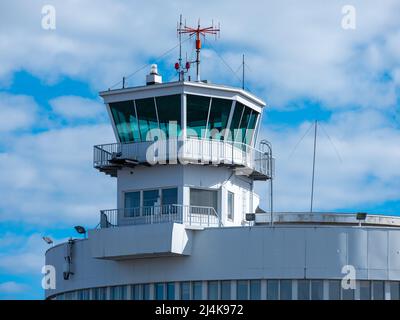 Helsinki / Finnland - 16. APRIL 2022: Helsinki / Finnland - 16. APRIL 2022: Stillgelegter Flugsicherungsturm am verlassenen Flughafen gegen einen Clou Stockfoto