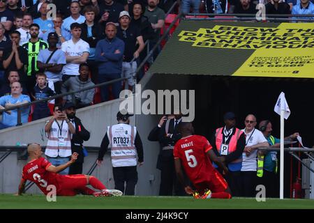 16.. April 2022, Wembley Stadium, London England: FA Cup Halbfinale, Liverpool gegen Manchester City: Ibrahima Konate von Liverpool feiert, als er in der 9.. Minute mit einem dröhnenden Kopfball 0-1 Punkte erzielt Stockfoto