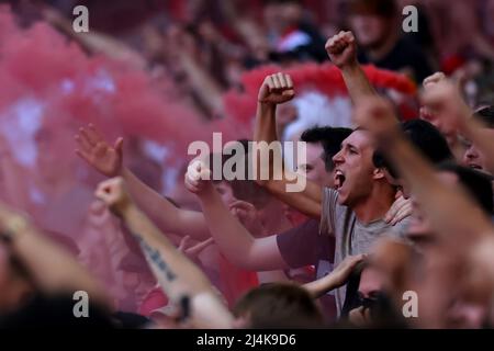 16.. April 2022, Wembley Stadium, London England: FA Cup Halbfinale, Liverpool gegen Manchester City: Liverpool-Fans feiern. Liverpool-Fans feiern, nachdem Ibrahima Konate in der 9.. Minute 0-1 Punkte erzielt hat Stockfoto