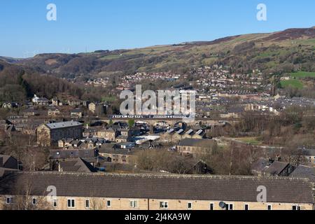 Northern Rail Klasse 150 + Klasse 158 Sprinterzüge 158901 + 150106 über das Viadukt von Todmorden in den Pennines Stockfoto