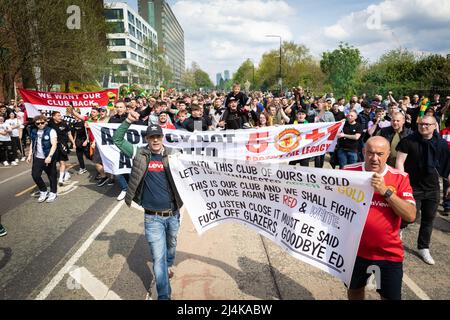 Manchester, Großbritannien. 16. April 2022. Anhänger von Manchester United protestieren gegen die Glasuren. Fans marschieren nach Old Trafford, um die ersten 17 Minuten des Spiels zu boykottieren, was eine Minute für jedes Jahr bedeutet, dass die Glasierer den Club besessen haben. Kredit: Andy Barton/Alamy Live Nachrichten Stockfoto