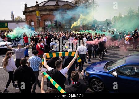 Manchester, Großbritannien. 16. April 2022. Anhänger von Manchester United protestieren gegen die Glasuren. Fans marschieren nach Old Trafford, um die ersten 17 Minuten des Spiels zu boykottieren, was eine Minute für jedes Jahr bedeutet, dass die Glasierer den Club besessen haben. Kredit: Andy Barton/Alamy Live Nachrichten Stockfoto