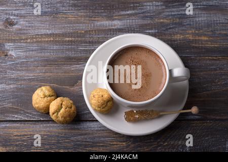 Frisch gebackene Snickerdoodle Plätzchen mit Zimt und Nüssen, heiße Schokolade auf Holzhintergrund, Draufsicht. Traditionelle amerikanische Plätzchen Stockfoto