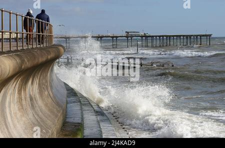 Wellen, die bei Flut gegen die Ufermauer krachen, Teignmouth, South Devon. Stockfoto