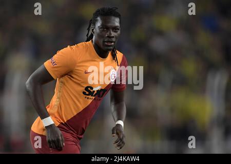 ISTANBUL - Bafetimbi Gomis von Galatasaray AS während des türkischen Superliga-Spiels zwischen Fenerbahce AS und Galatasaray AS am 10. April 2022 im Ulker Fenerbahce Sukrus Saracoglu Stadion in Istanbul, Türkei. ANP | Dutch Height | Gerrit van Keulen Stockfoto