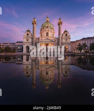 Karlskirche bei Sonnenuntergang - Wien, Österreich Stockfoto