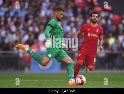 Manchester City Torwart Zack Steffen beim Halbfinale des Emirates FA Cup im Wembley Stadium, London. Bilddatum: Samstag, 16. April 2022. Stockfoto