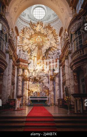 Karlskirche Innenraum (St.-Charles-Kirche) - Wien, Österreich Stockfoto