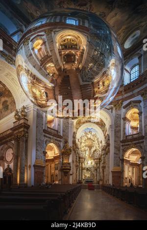 Karlskirche Innenraum (St.-Charles-Kirche) - Wien, Österreich Stockfoto