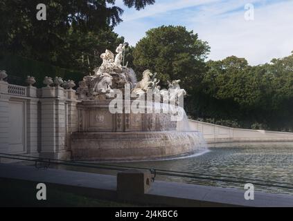 Neptunbrunnen im Schlossgarten Schönbrunn - von Johann Ferdinand Hetzendorf von Hohenberg und Wilhelm Beyer - Wien, Österreich Stockfoto