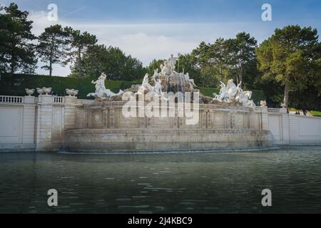 Neptunbrunnen im Schlossgarten Schönbrunn - von Johann Ferdinand Hetzendorf von Hohenberg und Wilhelm Beyer - Wien, Österreich Stockfoto