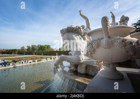 Neptunbrunnen im Schlossgarten Schönbrunn - von Johann Ferdinand Hetzendorf von Hohenberg und Wilhelm Beyer - Wien, Österreich Stockfoto